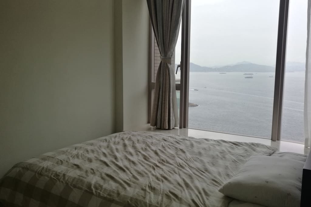 sea-view bedroom with queen-size bed for guest