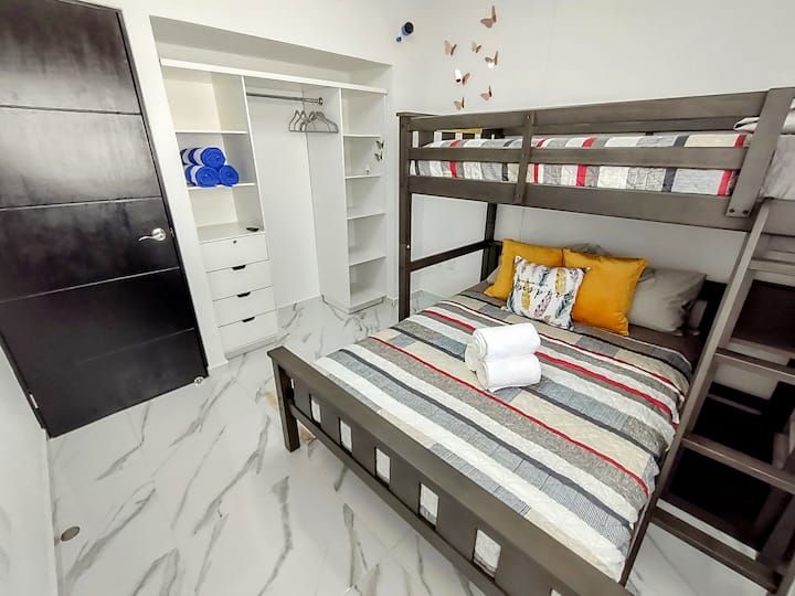 Habitación versátil con soluciones de almacenamiento inteligentes