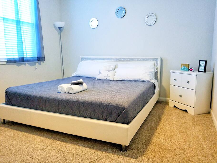 KING bed w/ Tempur-Pedic mattress!