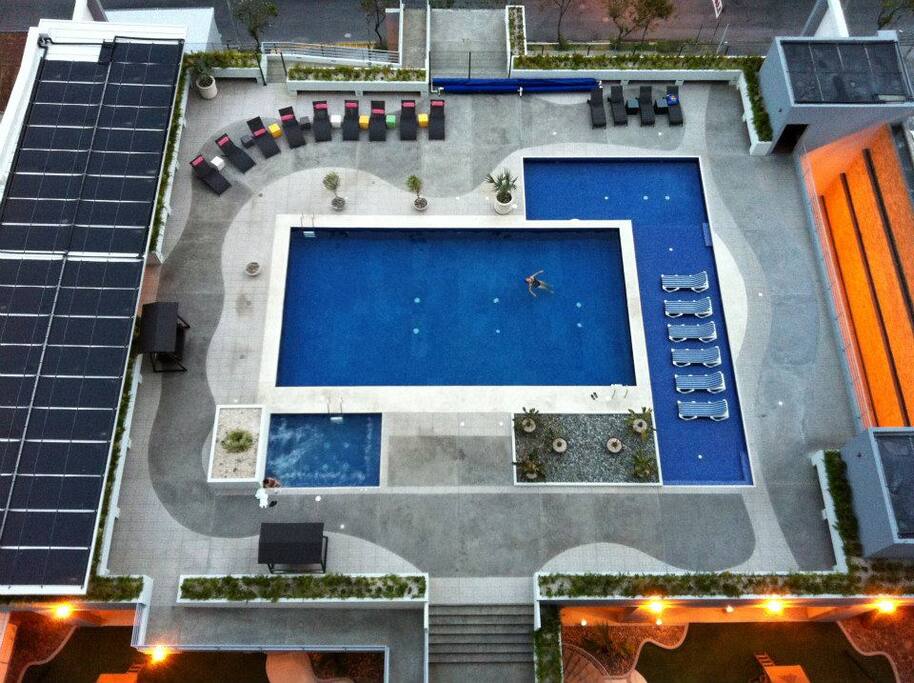 Pool & Jacuzzi