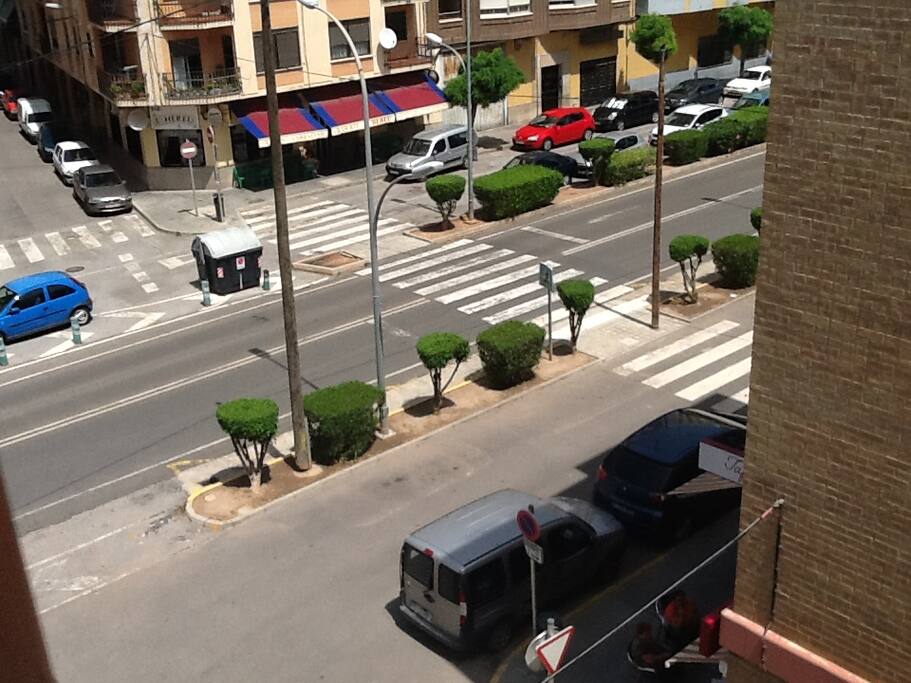 3 cafés restaurant en bas de l'appartement.