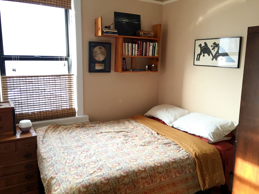 Very comfortable queens size Comforpedic bed.