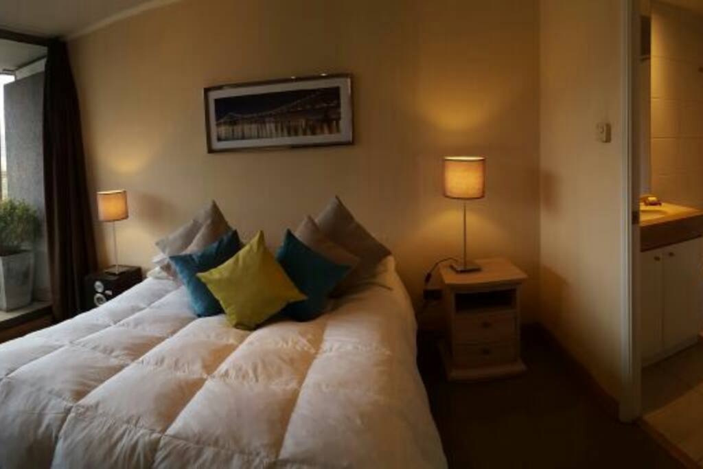dormitorio para dos personas con tv paga, con gran ventanal y acceso a la terraza