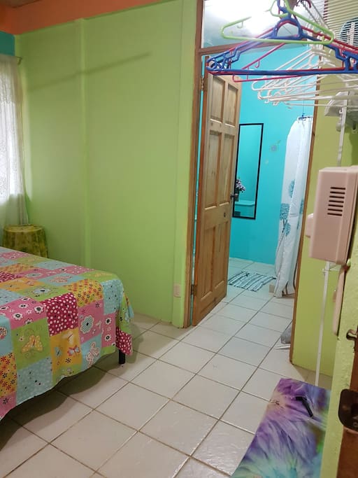 La chambre est très grande et a sa propre salle de bain privée, ce qui permet plus d'intimité.