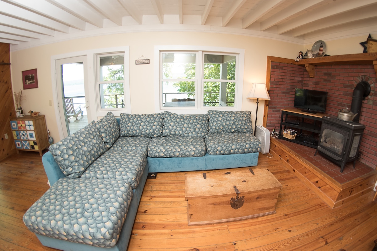 Საქტიური ბრენდის ტახტი გადაიქცევა დიდი ზომის საწოლად.