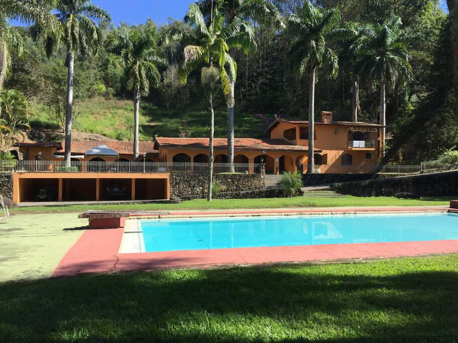 Vista geral da casa com a piscina