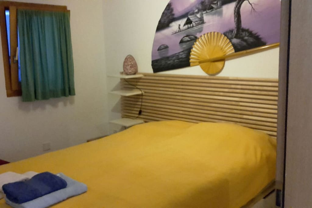 un letto 140cm x 200cm