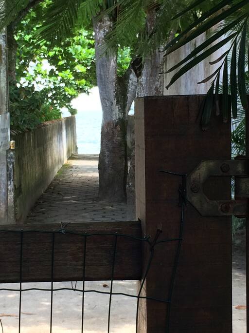 Distancia do portão da casa à praia - 20 metros