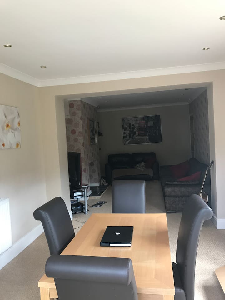 Champions League Final House - Pontypridd
