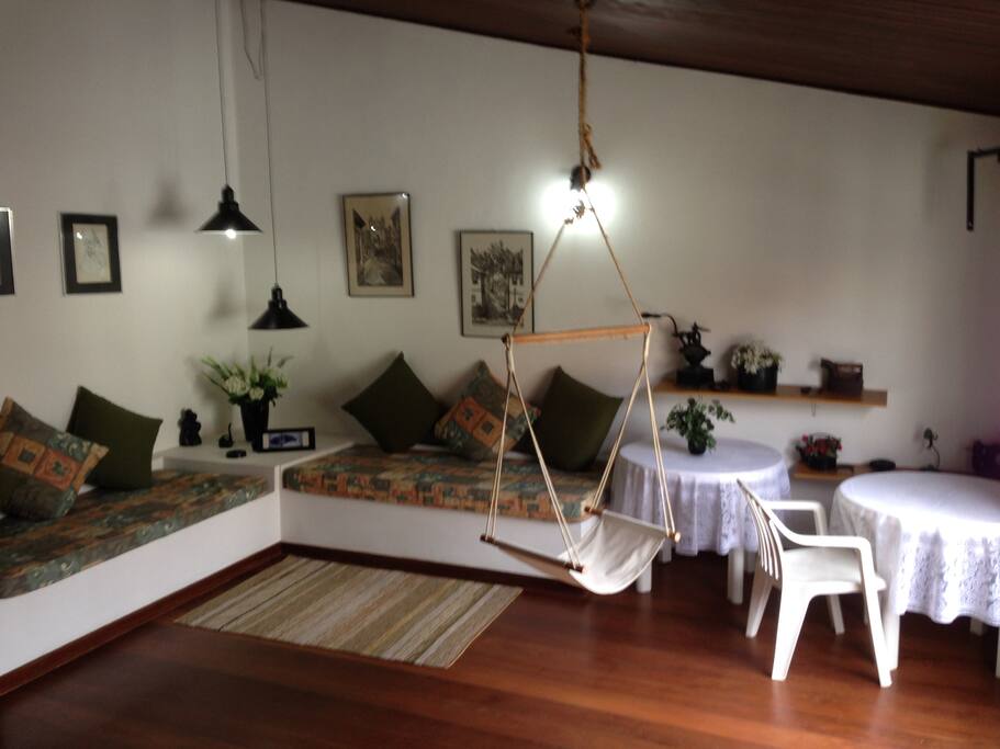 Amplo loft com três camas