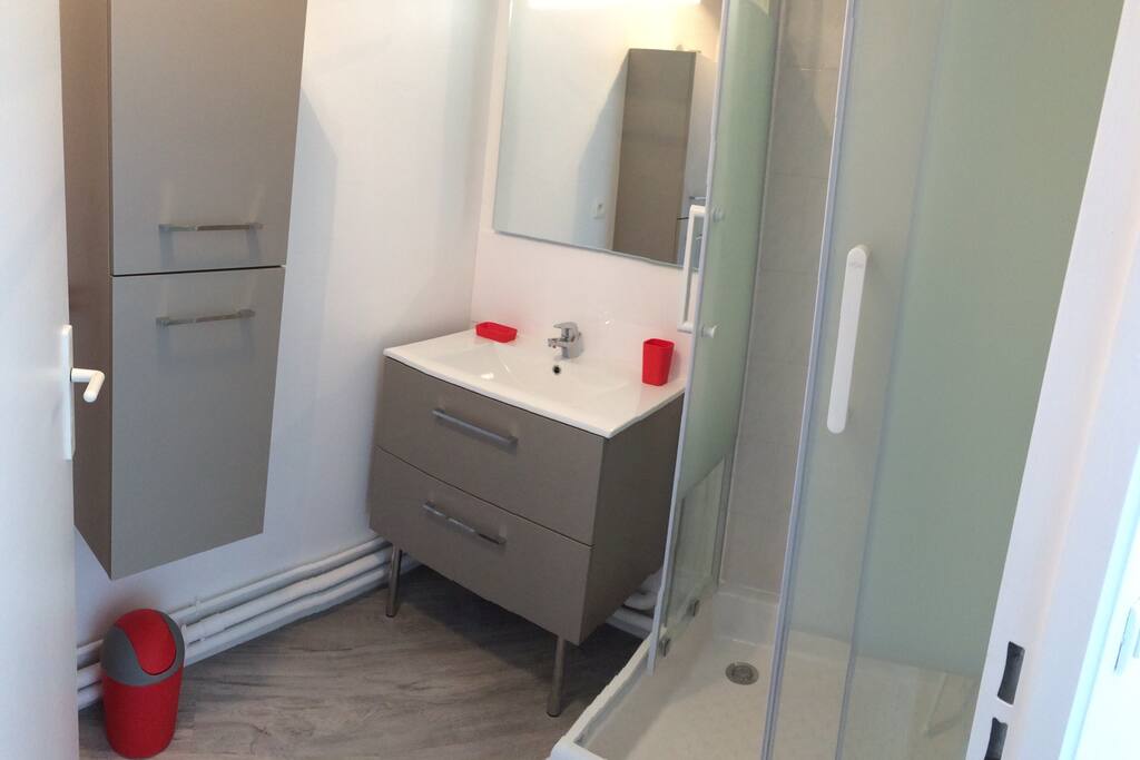 Salle de bains avec WC offrant tout le confort