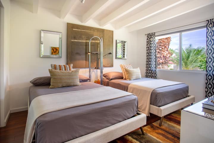 Სასტუმრო ოთახი№2 - ორი სრული ზომის საწოლი - ლამაზად გაფორმებული. Smart Roku 4KTV და ფართო კარადა. Ასევე, მთისა და ბაღის ხედებით! 