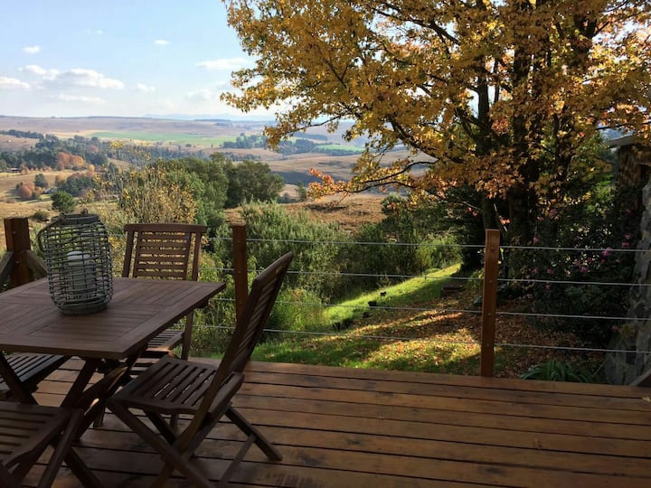 Over The Edge Cottage - with Stunning Views!