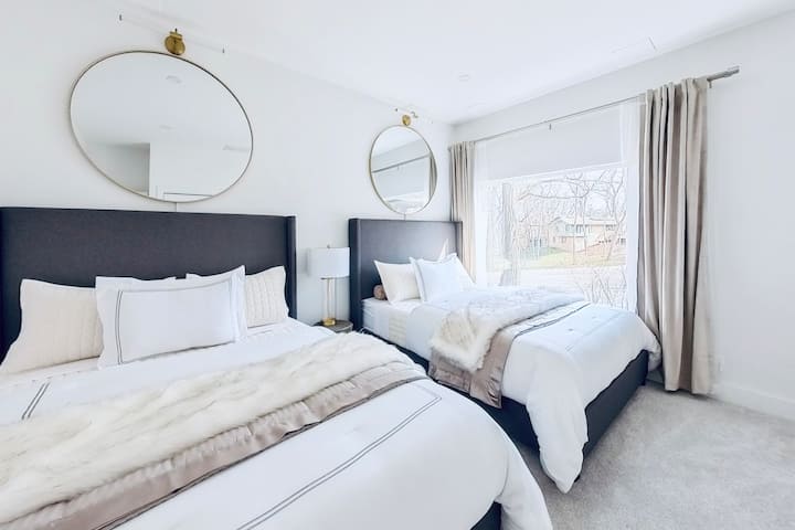 Dormitorio #1 El minimalismo chic se encuentra con la máxima comodidad en este espacioso dormitorio, con dos camas tamaño queen que prometen un descanso restaurador y una vista para inspirar las mañanas.