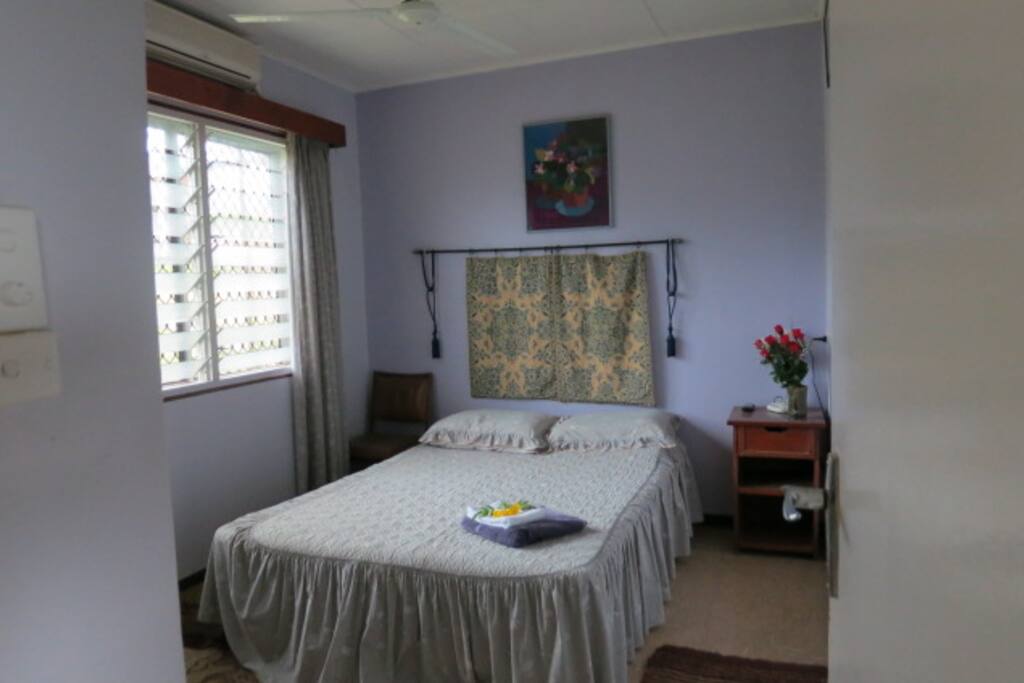 This room has aircon. & a ceiling fan