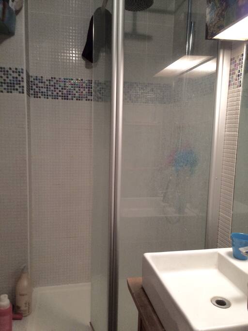 Salle de bain avec douche à l'italienne