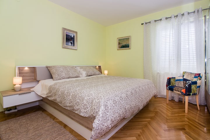 Chumba cha kwanza chenye  kitanda cha watu wawili