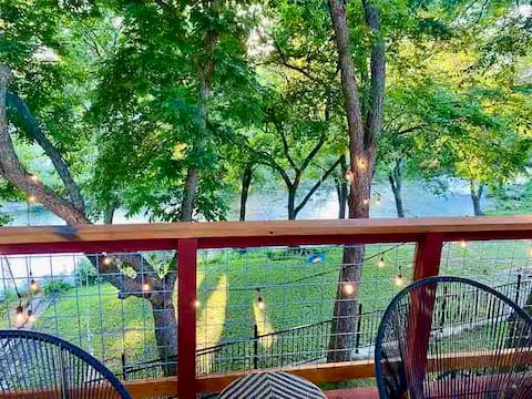 Creek side Treehouse