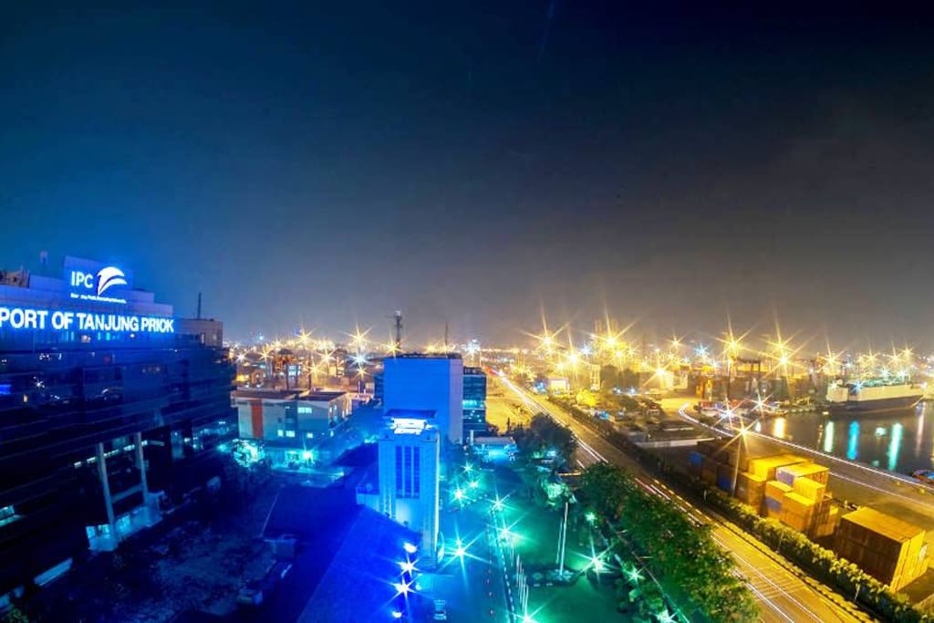 Pemandangan Unik Jakarta hanya ada di Port of Tg Priok.