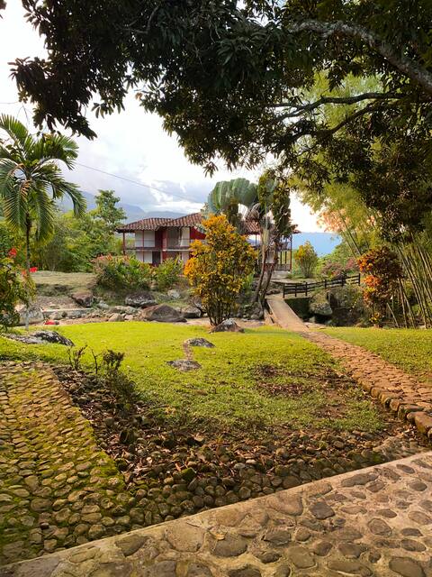 Acogedora Hacienda Antioqueña con quebrada y prado