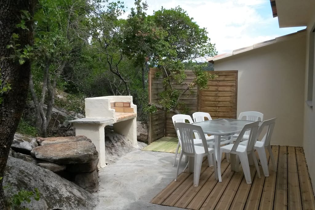 terrasse coté rocher avec coin repas et barbecue