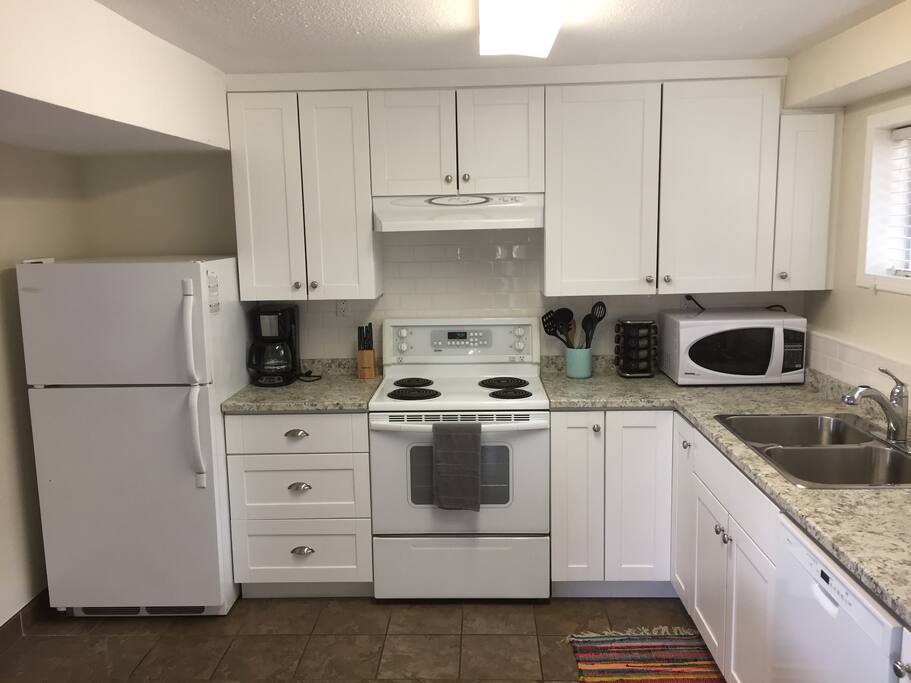 Full kitchen - Coffee & Tea Included