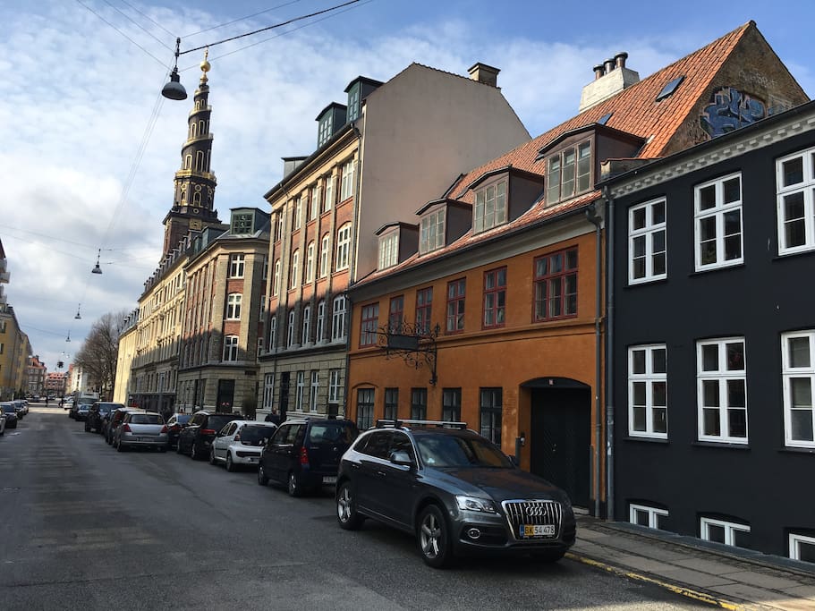 Apartment is the top of the yellow house.
3 etager.
The car place is a payment zone