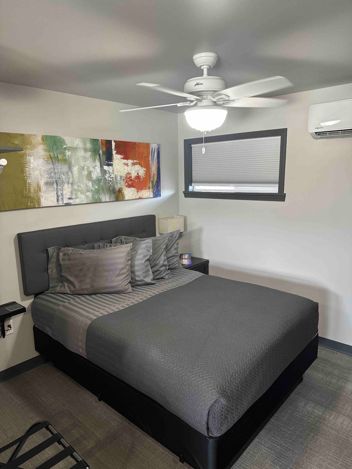 Nikada se nećete zapitati je li soba očišćena ovdje u Wayfieldu. Svježe glačane jastučnice vam žele dobrodošlicu za svaki boravak! (I naši madraci veličine kraljice dobivaju odlične recenzije!)