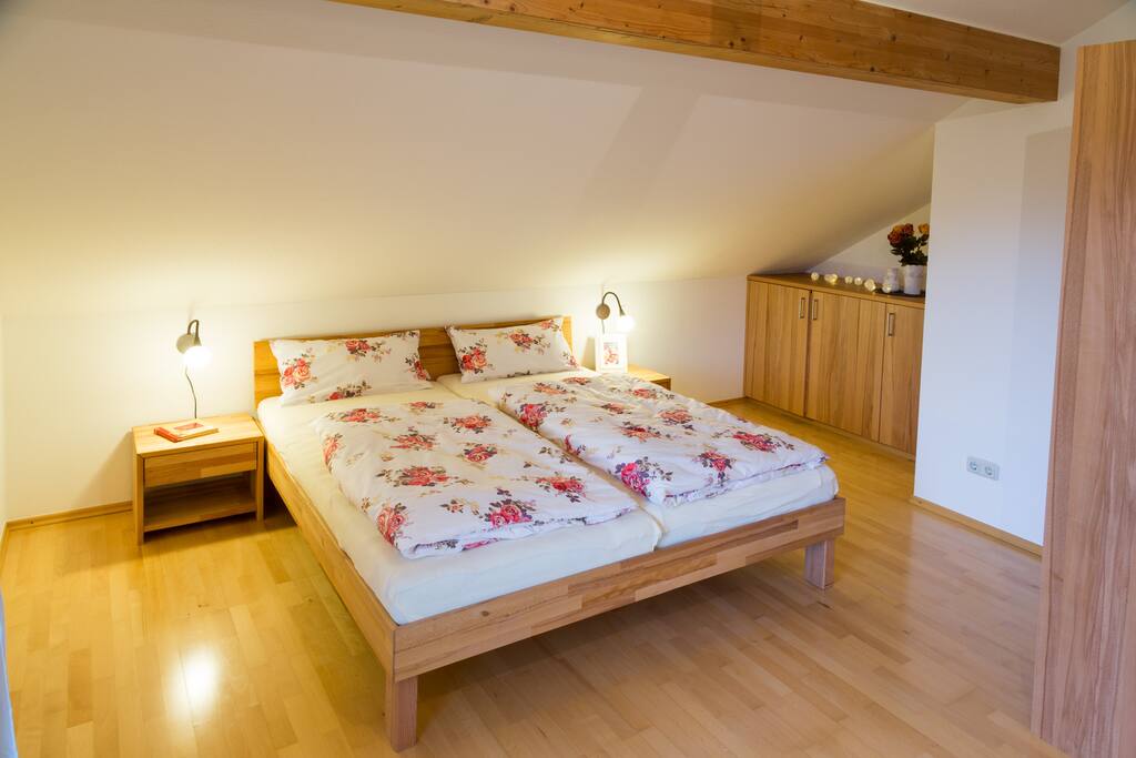 Doppelbett im Schlafzimmer