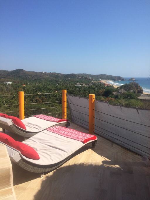 4th floor pool, sun deck, lounge. 2
Double lounges for sun, fun, read and watch the beach below.