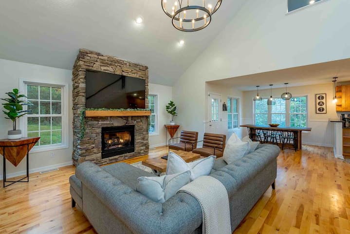 Holidays at The Eclaire | 3 Story Home | Sleeps 16 gallery image 3