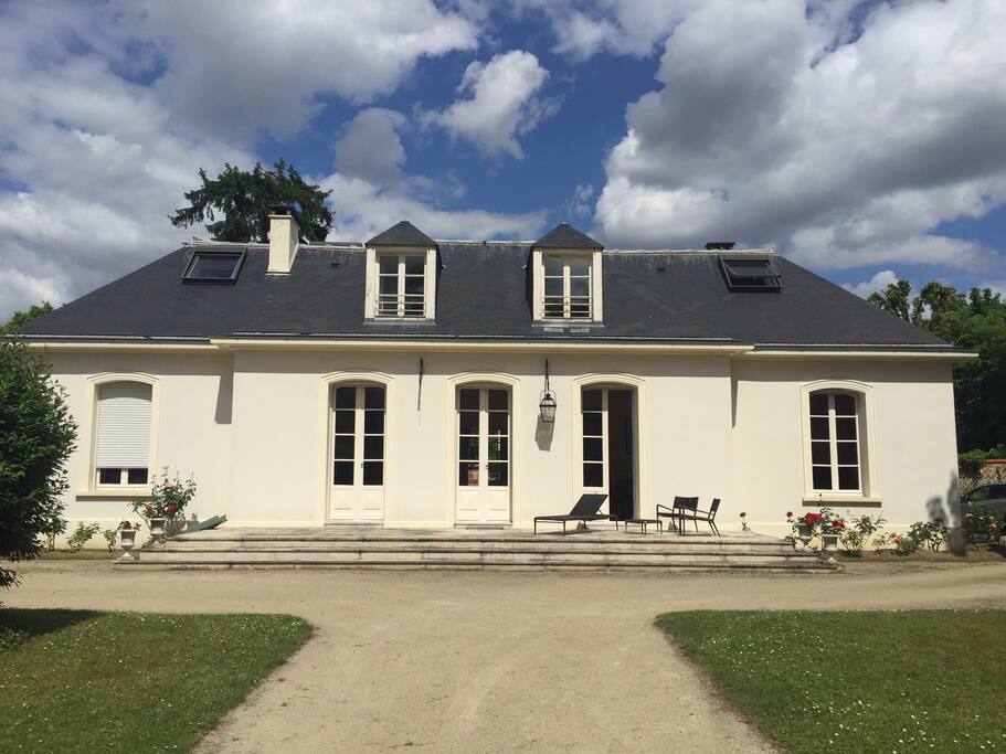 Façade au Sud avec la grande terrasse