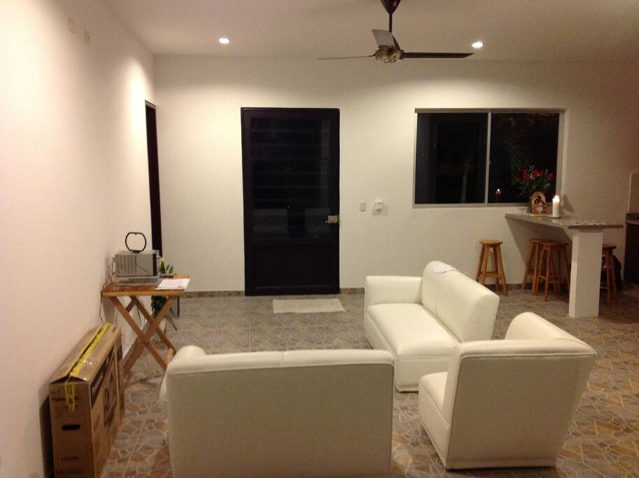 Sala con televisor y cable