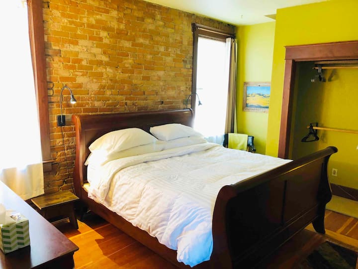 سرير بحجم كبير.