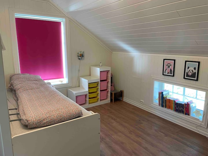 النوم 3. سرير مفرد في غرفة النوم. مكتب وألعاب أطفال