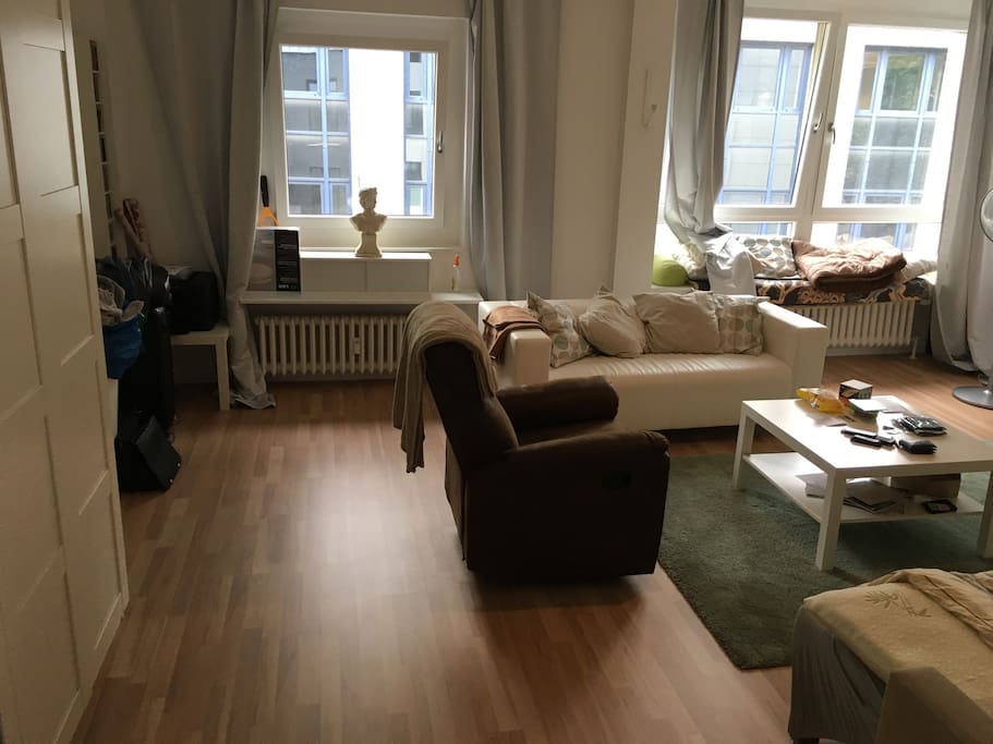 Andere Hälfte des Wohn-/Schlafraumes mit Blick aus dem Fenster