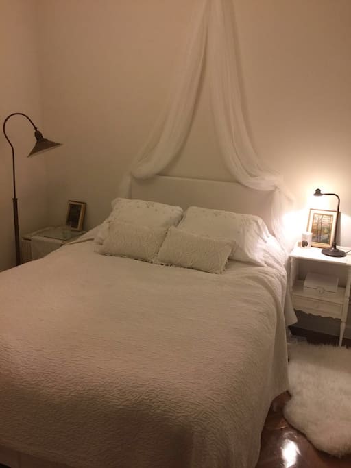 Dormitorio principal con colchón viscoelastico nuevo. Armario empotrado.
