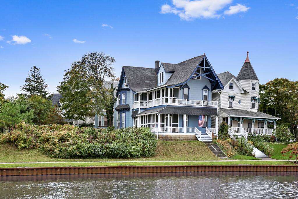 Beautiful Lakefront Victorian Private Balcony Apartments for Rent in