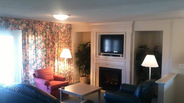 两间客厅和两间餐厅。 家具和装饰可能有所不同。