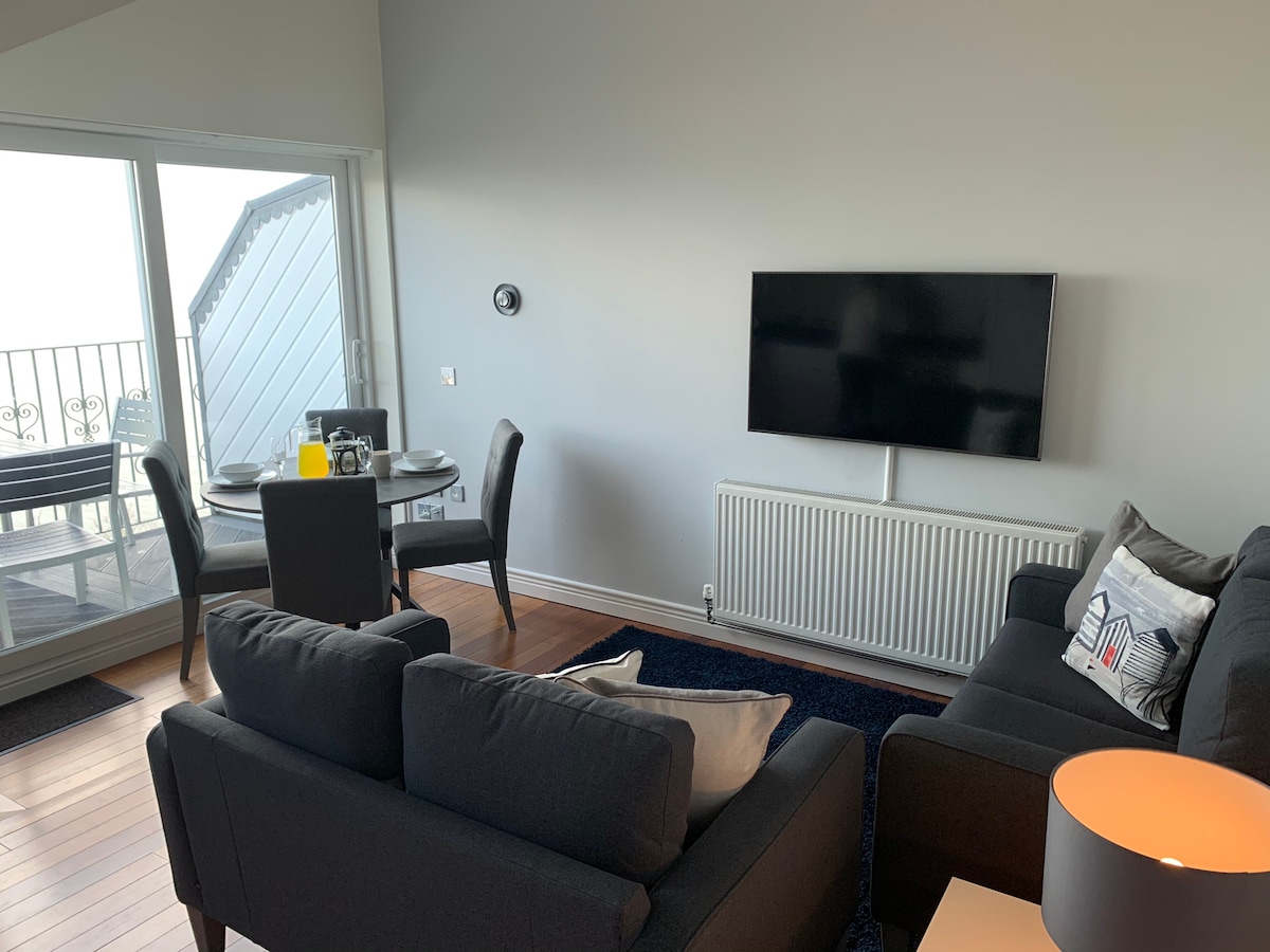 Top performing Airbnb: 2 Bed Apartment The Priory - Panoramic Sea View in Shanklin