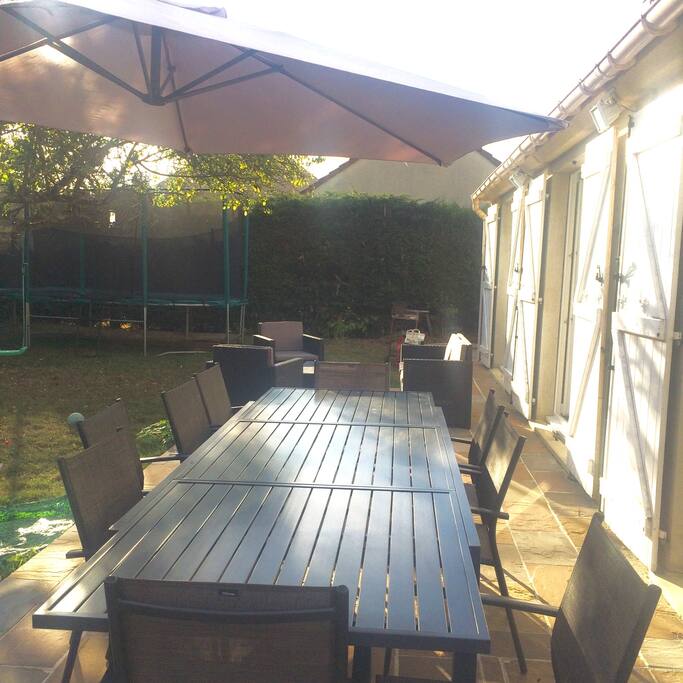 La table de jardin mesure 3m et peut recevoir 12 personnes