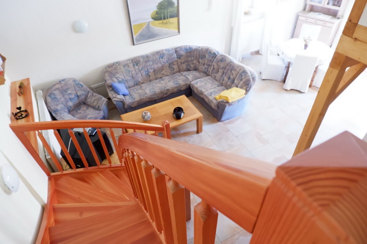 Ხედი გალერეიდან მისაღებ ადგილამდე გასაშლელი დივნით/მოსასვენებელი სივრცით