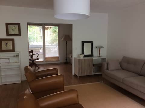 Successful Airbnb property: Great Location Chartrons with terrace and parking in Bordeaux