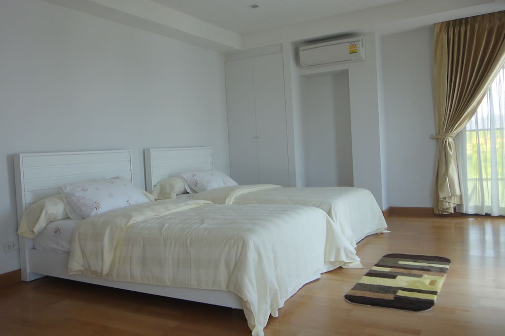 Large & confortable bedroom with nice view upon the town