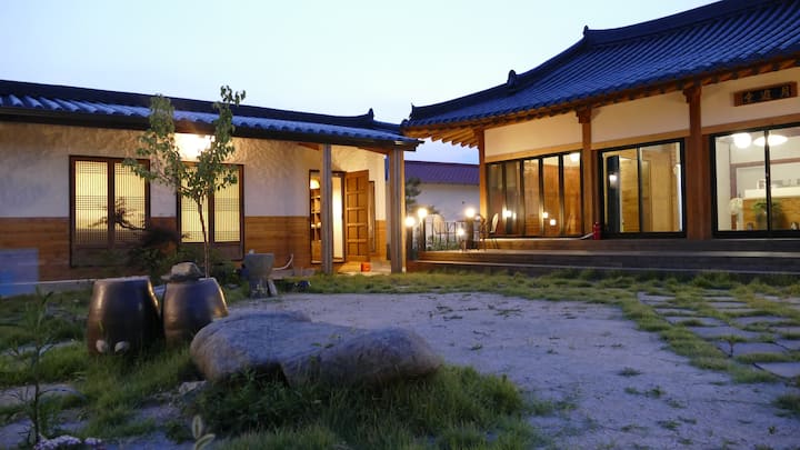 Hayang-eup, Gyeongsan, the upper and lower house of 'Wolryudang', where the moon stays