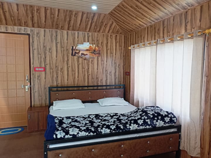 Zaljubite se u našu najveću i najraskošniju sobu. Uživat ćete u potpunoj privatnosti i spektakularnom pogledu na vrh surkhande iz naših veličanstveno uređenih vrhunskih soba. To je savršeno okruženje za romantični odmor sa svim 
