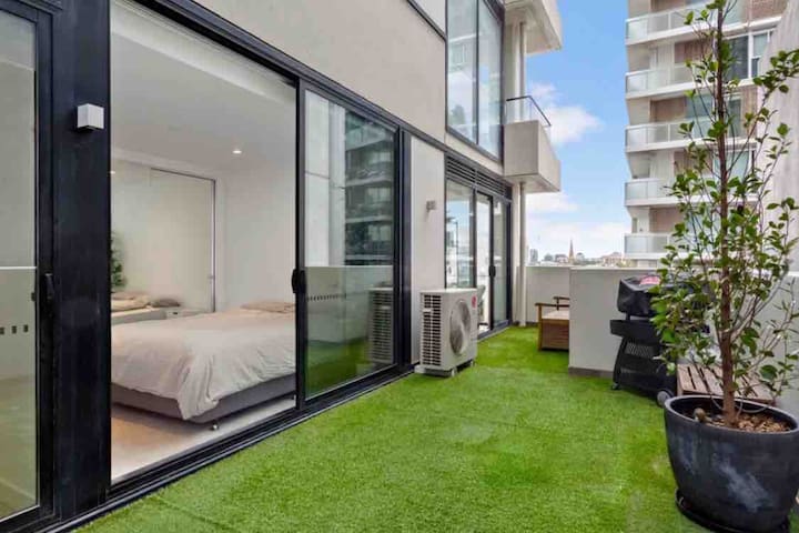 Beautiful 2 bedroom apartment – South Yarra