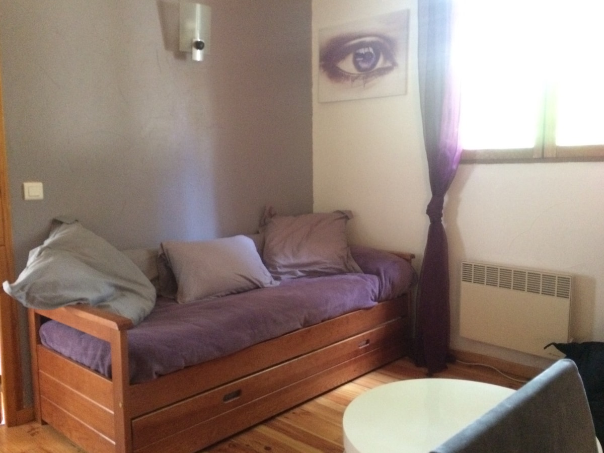 Საძინებლის სართული 2 საწოლი 90 საწოლი