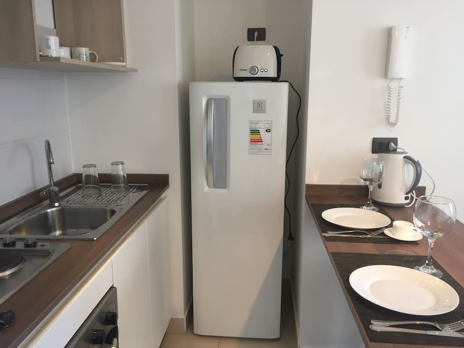 Cocina con refrigerador