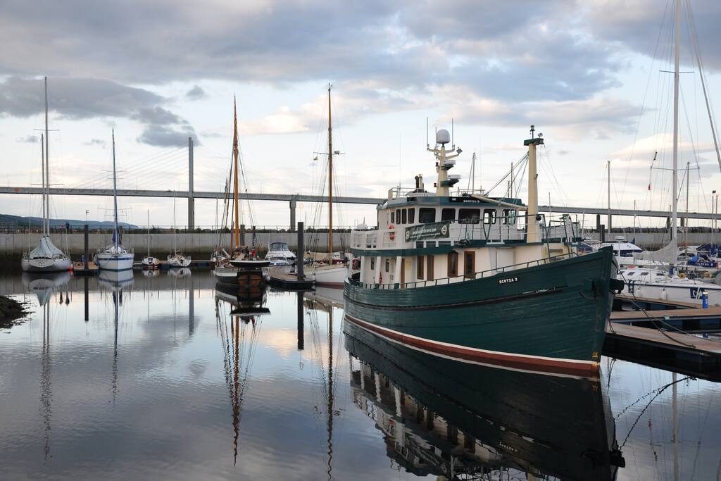 Scotia Cabin On Luxury Trawler Yacht Inverness Boats For Rent